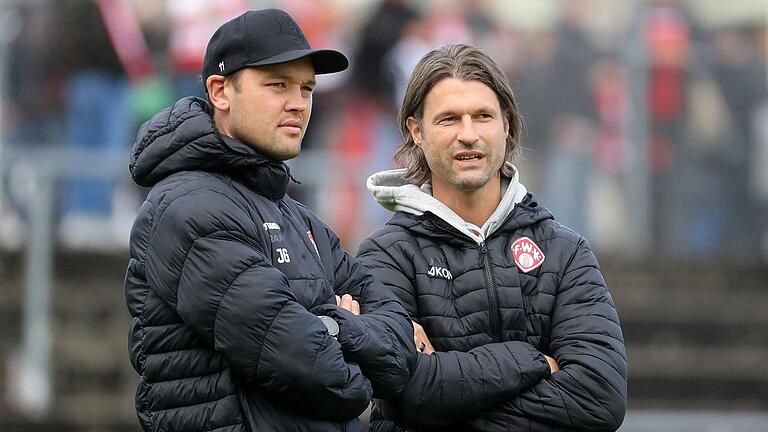 Julian Grell (links) im Gespräch mit seinem Trainerkollegen Martin Lanig von den Würzburger Kickers. Julian Grell (links) im Gespräch mit seinem Trainerkollegen Martin Lanig von den Würzburger Kickers.