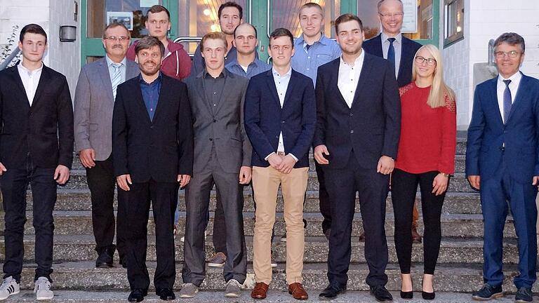 Gruppenbild mit Dame: Die erfolgreichen Prüflinge aus dem Landkreis Bad Kissingen stellten sich zum Ausbildungsabschluss in Bergrheinfeld der Fotografin. Gruppenbild mit Dame: Die erfolgreichen Prüflinge aus dem Landkreis Bad Kissingen stellten sich zum Ausbildungsabschluss in Bergrheinfeld der Fotografin.