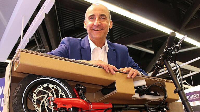 Verpackungen sind ein wachsender Markt: Das spurt zum Beispiel die Firma Kunert Wellpappe in Bad Neustadt. Unser Bild zeigt Gesamtvertriebsleiter Markus Gralka mit einer Karton-Spezialverpackung für ein Fahrrad - hier gezeigt auf der Messe Fachpack in Nürnberg. Verpackungen sind ein wachsender Markt: Das spurt zum Beispiel die Firma Kunert Wellpappe in Bad Neustadt. Unser Bild zeigt Gesamtvertriebsleiter Markus Gralka mit einer Karton-Spezialverpackung für ein Fahrrad - hier gezeigt auf der Messe Fachpack in Nürnberg.