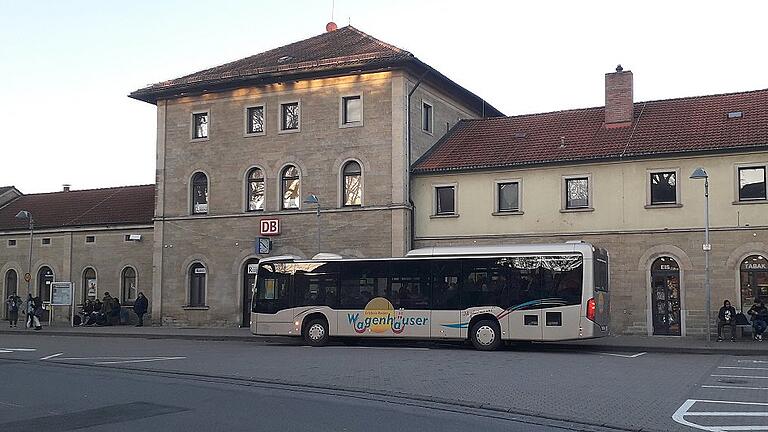 Der Verkehrsausschuss des Kreistages befasste sich in seiner Sitzung am Dienstag mit der Zukunft des Nahverkehrs im Landkreis. Das Bild zeigt einen Bus an der Haltestelle am Haßfurter Bahnhof. Künftig sollen Linienbusse als solche erkannt werden können. Der Verkehrsausschuss des Kreistages befasste sich in seiner Sitzung am Dienstag mit der Zukunft des Nahverkehrs im Landkreis. Das Bild zeigt einen Bus an der Haltestelle am Haßfurter Bahnhof. Künftig sollen Linienbusse als solche erkannt werden können.