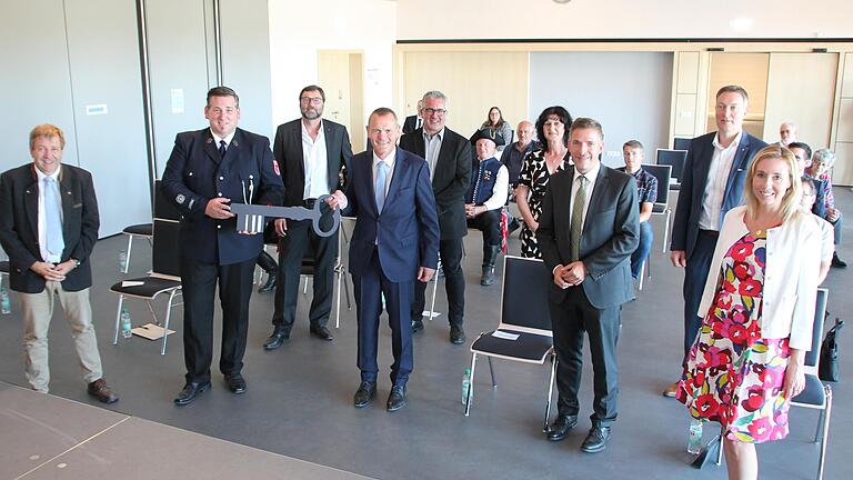 Gruppenbild mit Schlüssel: Blick in den schmucken, großzügigen Saal mit (vorne von links) ALE-Chef Jürgen Eisentraut, Jochen Schäfer, der Leiter der Lenkungsgruppe, Marktheidenfelds Bürgermeister Thomas Stamm, MdL Thorsten Schwab, Staatssekretärin Anna Stolz, (dahinter) den Architekten Johannes Hettiger und Manuel Haus, der früheren Bürgermeisterin Helga Schmidt-Neder und stellvertretendem Landrat Christoph Vogel. Gruppenbild mit Schlüssel: Blick in den schmucken, großzügigen Saal mit (vorne von links) ALE-Chef Jürgen Eisentraut, Jochen Schäfer, der Leiter der Lenkungsgruppe, Marktheidenfelds Bürgermeister Thomas Stamm, MdL Thorsten Schwab, Staatssekretärin Anna Stolz, (dahinter) den Architekten Johannes Hettiger und Manuel Haus, der früheren Bürgermeisterin Helga Schmidt-Neder und stellvertretendem Landrat Christoph Vogel.