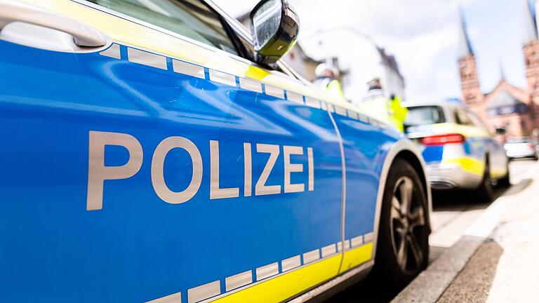 Polizei (Symbolbild) sucht Unbekannten, der 800 Euro aus einer Kfz-Werkstatt in Erlenbach gestohlen hat.