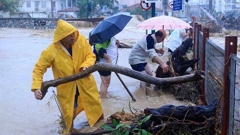 Unwetter in Griechenland.jpeg - Viele Menschen in Griechenland kämpfen gerade gegen Überflutungen in folge eine heftiger Unwetter. Könnte nun noch ein 'Medicane' folgen? Unwetter in Griechenland.jpeg - Viele Menschen in Griechenland kämpfen gerade gegen Überflutungen in folge eine heftiger Unwetter. Könnte nun noch ein 'Medicane' folgen?
