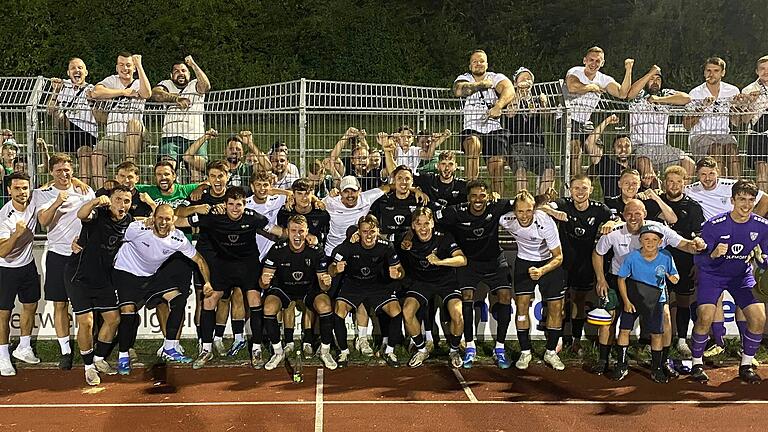 Und die Party geht ab: Ausgelassen feiert die Mannschaft des FC 05 Schweinfurt mit den Fans den Sieg im Spitzenspiel beim FV Illertissen. Und die Party geht ab: Ausgelassen feiert die Mannschaft des FC 05 Schweinfurt mit den Fans den Sieg im Spitzenspiel beim FV Illertissen.