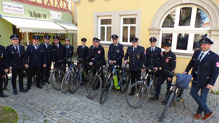 Gute Idee der Astheimer Feuerwehr: Die Fluthelfer kamen zur Verleihung der Ehrennadel mit dem Fahrrad zum Marktplatz. Gute Idee der Astheimer Feuerwehr: Die Fluthelfer kamen zur Verleihung der Ehrennadel mit dem Fahrrad zum Marktplatz.