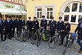 Gute Idee der Astheimer Feuerwehr: Die Fluthelfer kamen zur Verleihung der Ehrennadel mit dem Fahrrad zum Marktplatz.