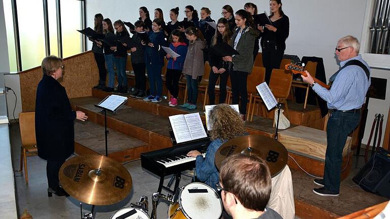 Kinder und Jugendchor Karbach sang „Mainzer Messe“ - (ewie) Im Sonntagsgottesdienst in St. Josef Marktheidenfeld sang der Kinder- und Jugendchor Karbach die „Mainzer Messe“ von Thomas Gabriel. 17 junge Sängerinnen und Sänger unter Leitung von Olga Bohn-Kaliakina brachten die Kirche zum Klingen. Im Chor wirkte eine Begleitband mit Reinhard Eirich (E-Bass), Verena Hein-Schmitt (E-Piano) und Philipp Lorenz (Schlag-zeug) mit. Trotz kleiner Besetzung war der Chor stimmungsvoll. Pfarrvikar Mathias Eller dankte den Gruppen, die Gottesdienstbesucher spendeten reichlich Applaus. Kinder und Jugendchor Karbach sang „Mainzer Messe“ - (ewie) Im Sonntagsgottesdienst in St. Josef Marktheidenfeld sang der Kinder- und Jugendchor Karbach die „Mainzer Messe“ von Thomas Gabriel. 17 junge Sängerinnen und Sänger unter Leitung von Olga Bohn-Kaliakina brachten die Kirche zum Klingen. Im Chor wirkte eine Begleitband mit Reinhard Eirich (E-Bass), Verena Hein-Schmitt (E-Piano) und Philipp Lorenz (Schlag-zeug) mit. Trotz kleiner Besetzung war der Chor stimmungsvoll. Pfarrvikar Mathias Eller dankte den Gruppen, die Gottesdienstbesucher spendeten reichlich Applaus.