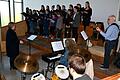 Kinder und Jugendchor Karbach sang &bdquo;Mainzer Messe&ldquo;       -  (ewie) Im Sonntagsgottesdienst in St. Josef Marktheidenfeld sang der Kinder- und Jugendchor Karbach die &bdquo;Mainzer Messe&ldquo; von Thomas Gabriel. 17 junge Sängerinnen und Sänger unter Leitung von Olga Bohn-Kaliakina brachten die Kirche zum Klingen. Im Chor wirkte eine Begleitband mit Reinhard Eirich (E-Bass), Verena Hein-Schmitt (E-Piano) und Philipp Lorenz (Schlag-zeug) mit. Trotz kleiner Besetzung war der Chor stimmungsvoll. Pfarrvikar Mathias Eller dankte den Gruppen, die Gottesdienstbesucher spendeten reichlich Applaus.