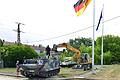 Mit Fingerspitzengefühl zieht Louis Roßdeutsch den MTW M 113 an seinen vorgesehenen Platz im Hainberg-Areal, der ehemaligen Kaserne in Mellrichstadt. Julian Dytrt (auf dem MTW) und Philipp Leeb assistieren.  Fotos: Fred Rautenberg       -  Mit Fingerspitzengefühl zieht Louis Roßdeutsch den MTW M 113 an seinen vorgesehenen Platz im Hainberg-Areal, der ehemaligen Kaserne in Mellrichstadt. Julian Dytrt (auf dem MTW) und Philipp Leeb assistieren.  Fotos: Fred Rautenberg