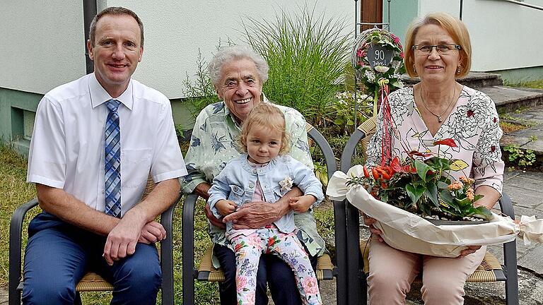 Hildegard Köhler aus Wonfurt (mit Urenkelin Ella) feierte ihren 90. Geburtstag. Dazu gratulierten stellvertretender Landrat Michael Ziegler und die zweite Bürgermeisterin von Wonfurt, Isolde Schuck.