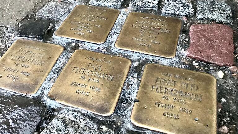 Stolpersteine, wie hier auf einem Beispiel aus Bamberg zu sehen ist, können einzeln oder zu mehreren vor dem Wohnort der Deportierten oder Ermordeten stehen. Stolpersteine, wie hier auf einem Beispiel aus Bamberg zu sehen ist, können einzeln oder zu mehreren vor dem Wohnort der Deportierten oder Ermordeten stehen. 