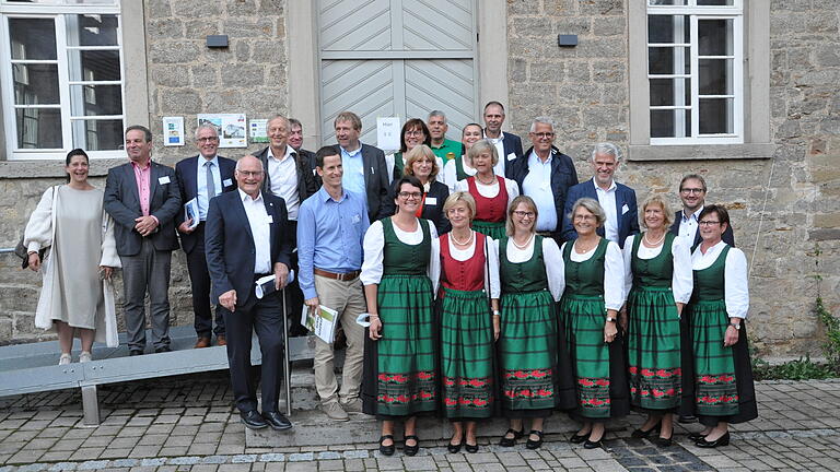 Die Jury zur Vergabe des Europäischen Dorferneuerungspreises besuchte im September 2021 Rügheim (hier vor dem Brauhaus). 2023 wird in Hofheim der Europäische Dorferneuerungspreis verliehen - mit einem großen Fest. Die Jury zur Vergabe des Europäischen Dorferneuerungspreises besuchte im September 2021 Rügheim (hier vor dem Brauhaus). 2023 wird in Hofheim der Europäische Dorferneuerungspreis verliehen - mit einem großen Fest.
