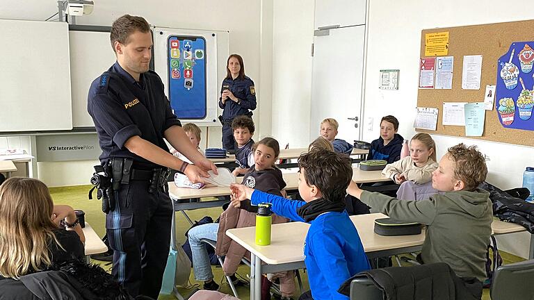 Polizeihauptmeisterin Irene Gieck und Polizeiobermeister Timmy Tölk im Unterricht mit FünftklässerInnen der Realschule.