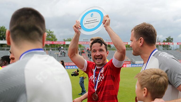 Kapitän Peter Kurzweg präsentiert den Fans den Meisterteller. Kapitän Peter Kurzweg präsentiert den Fans den Meisterteller.