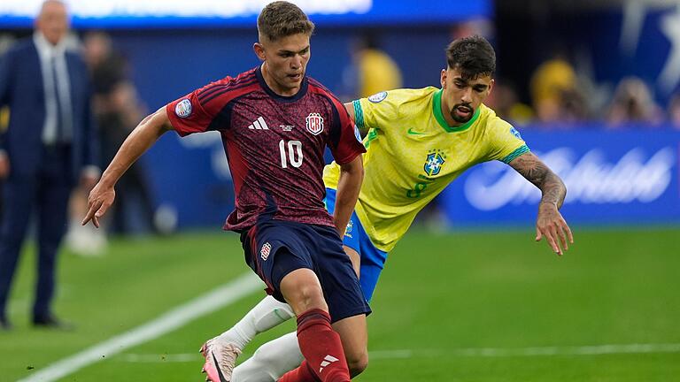 Brasilien - Costa Rica       -  Der Brasilianer Lucas Paqueta (r.) im Duell mit Brandon Aguilera aus Costa Rica.