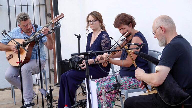 Die Irish Folk-Sängerin Susan Coleman (Zweite von links.) begleiteten als ihre 'Freunde' instrumental  Tobias Kurig (Bouzouki), Sabine Pichler (Fiddle) und Bernd Klippert (Uilleann Pipes - irischer Dudelsack und Whistles, von links).