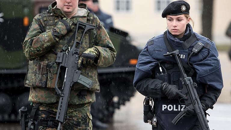 Gemeinsame Übung «Getex» von Polizei und Bundeswehr - Die Anti-Terror-Übung von Bundeswehr und Polizei hat nach Ansicht der Bundesregierung auch Schwachstellen in der Kommunikation aufgedeckt. Gemeinsame Übung «Getex» von Polizei und Bundeswehr - Die Anti-Terror-Übung von Bundeswehr und Polizei hat nach Ansicht der Bundesregierung auch Schwachstellen in der Kommunikation aufgedeckt.