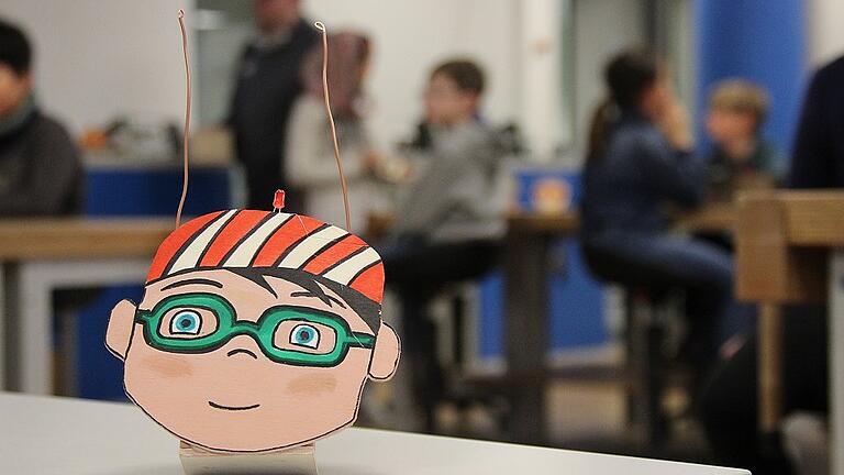 Anti-Blubb-Assistent rettet Leben - Das Modell des Anti-Blubb-Assistenten haben die Schülerinnen und Schüler der Klasse 3a der Grundschule Dittelbrunn selbst gebastelt. Wenn die Drähte mit dem Wasser in Berührung kommen, schließt sich der Stromkreis. Dann leuchtet ein rotes Lämpchen und ein lautes Signal ertönt. Anti-Blubb-Assistent rettet Leben - Das Modell des Anti-Blubb-Assistenten haben die Schülerinnen und Schüler der Klasse 3a der Grundschule Dittelbrunn selbst gebastelt. Wenn die Drähte mit dem Wasser in Berührung kommen, schließt sich der Stromkreis. Dann leuchtet ein rotes Lämpchen und ein lautes Signal ertönt.