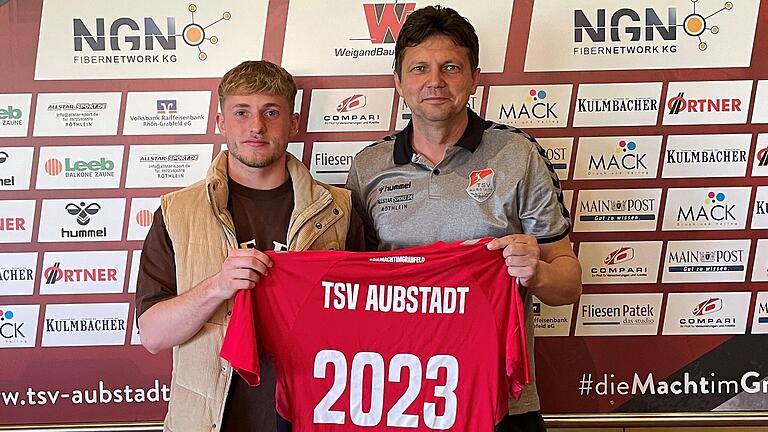 Tom Kunert (links) wechselt zur neuen Saison vom 1. FC Nürnberg zum TSV Aubstadt. Der 20-Jährige hat einen Vertrag bis 2023 unterschrieben. Rechts Josef Francic, der sportliche Leiter des TSV Aubstadt. Tom Kunert (links) wechselt zur neuen Saison vom 1. FC Nürnberg zum TSV Aubstadt. Der 20-Jährige hat einen Vertrag bis 2023 unterschrieben. Rechts Josef Francic, der sportliche Leiter des TSV Aubstadt.