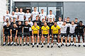 Weil die neuen Trikots wegen Lieferproblemen vermutlich erst kurz vor dem Auftaktspiel eintreffen, haben sich die Würzburger Kickers noch nicht für ein offizielles Mannschaftsbild aufgestellt. Das Foto zeigt die Akteure bei der Team-Präsentation (hinten von links): Co-Trainer Dominik Lang, Athletiktrainer Dominic Palmer, Cheftrainer Marco Wildersinn, Torwarttrainer Daniel Bernhardt, Geremi Perera, Maximilian Perez Hintermeier, Maximilian Zaiser, Marc Richter sowie (Mitte von links) Fabrice Montcheu, Ivan Franjic, Daniel Hägele, Lukas Müller, Tim Littmann, Marius Wegmann, Aron Unrath, Linus Eiselein, Vincent Friedsam und (vorne von links) Taha Aksu, Dardan Karimani, Peter Kurzweg, Dominik Meisel, Franz Helmer, Benyas Junge-Abiol, Saliou Sané, Samuel Röthlein, Thomas Haas und Benjika Caciel.