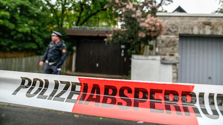 Polizeiabsperrung vor dem Haus der Burschenschaft Prager Teutonia zu Würzburg. Polizeiabsperrung vor dem Haus der Burschenschaft Prager Teutonia zu Würzburg.