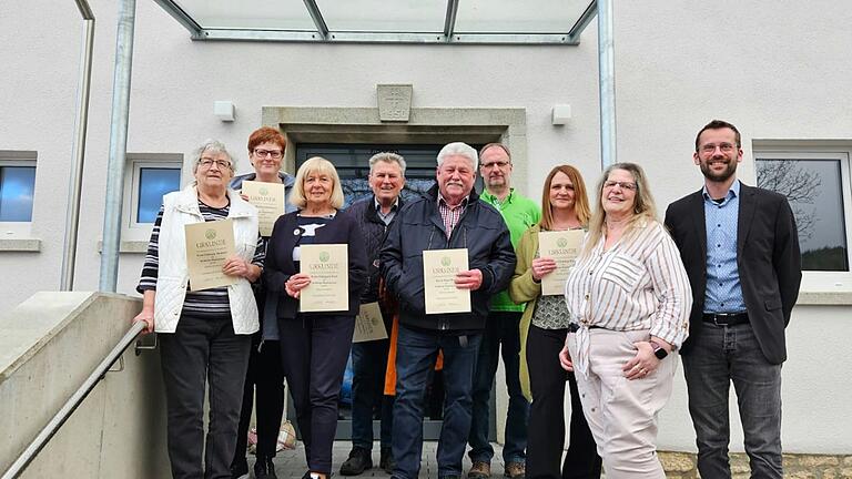 Im Bild Gabriele Meissner, Bettina Schiefhauer, Hildegard Wolf, Gert Meissner, Hans Wolf, 2. Vors. Heiko Roßhirt, Christina Wolf, 1. Vors. Edith Zink, 1.Bgm. Björn Denner.