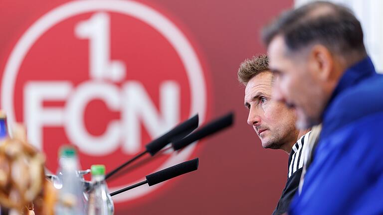 1. FC Nürnberg - Hertha BSC       -  Miroslav Klose (hinten) gratulierte Cristian Fiél in der Pressekonferenz zum Sieg.