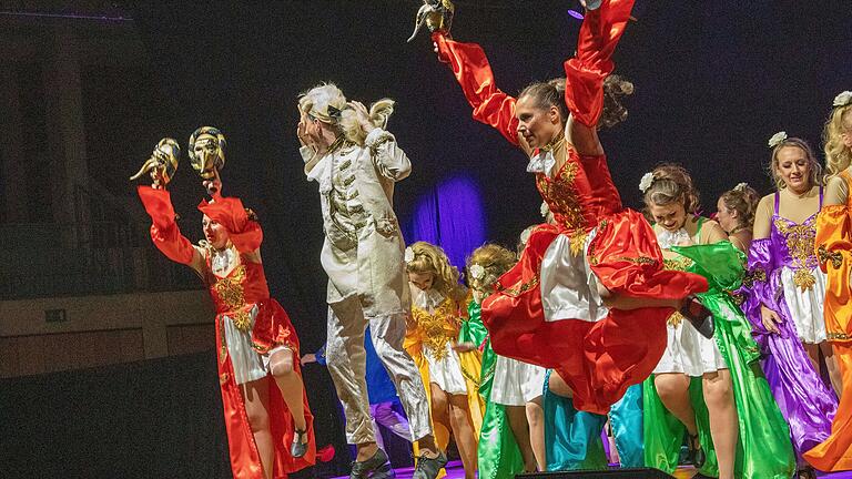 Mit einer brillianten Vorführung glänzte die Showtanzgrupe des TSV Veitshöchheim unter Silvia Schraut. Mit einer brillianten Vorführung glänzte die Showtanzgrupe des TSV Veitshöchheim unter Silvia Schraut.