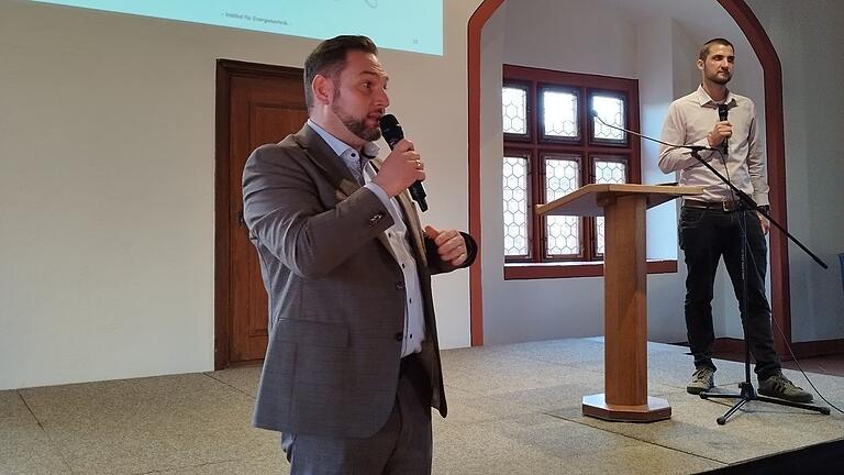 Bürgermeister Matthias Bielek (links) und Fritz Schöberlein vom Institut für Energietechnik (rechts) informierten über die kommunale Wärmeplanung.