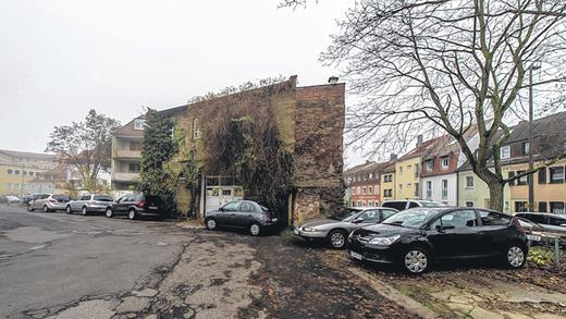 Wohnprojekt Fischerrain: der Blick vom Standort An den Brennöfen aus Richtung Westen mit dem »Art Castello« des Künstlerehepaars Wörfel, das erhalten bleibt und ins Wohnprojekt integriert wird. Wohnprojekt Fischerrain: der Blick vom Standort An den Brennöfen aus Richtung Westen mit dem »Art Castello« des Künstlerehepaars Wörfel, das erhalten bleibt und ins Wohnprojekt integriert wird.