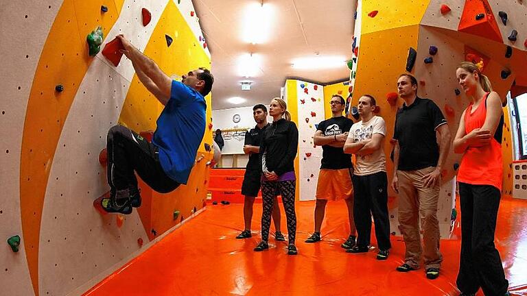 In der Boulderhalle beginnt für viele Anfänger der Einstieg ins Klettern, was logisch ist: Man fällt weich.. In der Boulderhalle beginnt für viele Anfänger der Einstieg ins Klettern, was logisch ist: Man fällt weich..