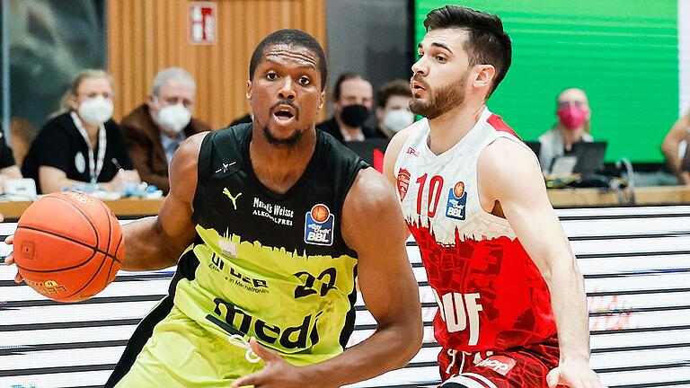 Der Ex-Würzburger Cameron Wells (links, hier im Zweikampf am Sonntag mit Baskets-Spielmacher Luciano Parodi), erkrankte in der Saisonvorbereitung an Covid-19 und hatte anschließend monatelang mit einer Herzmuskelentzündung zu kämpfen. Der Ex-Würzburger Cameron Wells (links, hier im Zweikampf am Sonntag mit Baskets-Spielmacher Luciano Parodi), erkrankte in der Saisonvorbereitung an Covid-19 und hatte anschließend monatelang mit einer Herzmuskelentzündung zu kämpfen.