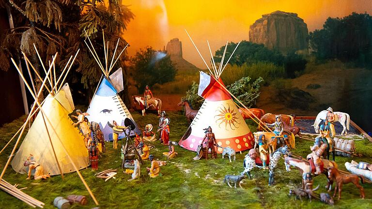 Diorama eines Indianerlagers. Geschichte, Bräuche und Kultur der nordamerikanischen Ureinwohner faszinieren Peter Vollert schon lange. Diorama eines Indianerlagers. Geschichte, Bräuche und Kultur der nordamerikanischen Ureinwohner faszinieren Peter Vollert schon lange.