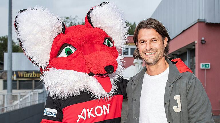 Vor dem Heimspiel gegen den 1. FC Nürnberg II am vergangenen Dienstag ging Martin Lanig (rechts) schon mit Kickers-Maskottchen 'Kalle vom Dalle' auf Tuchfühlung. Am Samstag verkündete der Fußball-Regionalligist nun offiziell die Verpflichtung Lanigs als neuen Cheftrainer. Vor dem Heimspiel gegen den 1. FC Nürnberg II am vergangenen Dienstag ging Martin Lanig (rechts) schon mit Kickers-Maskottchen 'Kalle vom Dalle' auf Tuchfühlung. Am Samstag verkündete der Fußball-Regionalligist nun offiziell die Verpflichtung Lanigs als neuen Cheftrainer.