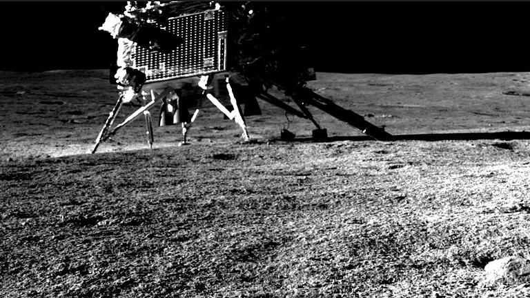 Mehr Eis auf dem Mond - Das indische Mondlandegefährt „Vikram” verfügte über ein Sonde, die im Boden Temperaturen messen konnte. Mehr Eis auf dem Mond - Das indische Mondlandegefährt „Vikram” verfügte über ein Sonde, die im Boden Temperaturen messen konnte.