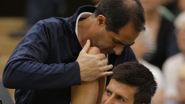 Novak Djokovic       -  Novak Djokovic hat sich am rechten Ellenbogen verletzt.