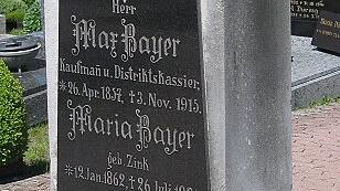 Das Ehrengrab von Maria und Max Bayer, das im städtischen Friedhof ist und von der Stadt Hofheim gepflegt wird. Das Ehrengrab von Maria und Max Bayer, das im städtischen Friedhof ist und von der Stadt Hofheim gepflegt wird.