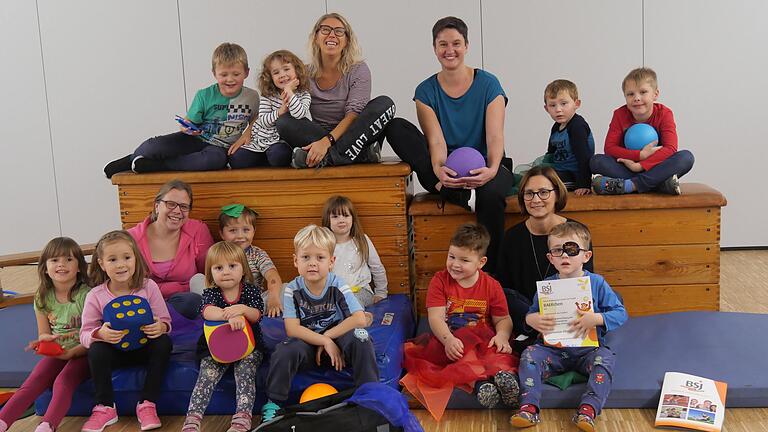 Der Sportverein Obersinn und der Kindergarten schlossen einen Kooperationsvertrag über regelmäßige wöchentliche Turnstunden und Erziehung zur gesunden Ernährung. Unser Bild zeigt die Kinder mit (vorne links) Marion Breitenbach-Eisler und Carmen Burk (rechts) sowie (hinten von links) Astrid Maaß und Annette Weikinger. Der Sportverein Obersinn und der Kindergarten schlossen einen Kooperationsvertrag über regelmäßige wöchentliche Turnstunden und Erziehung zur gesunden Ernährung. Unser Bild zeigt die Kinder mit (vorne links) Marion Breitenbach-Eisler und Carmen Burk (rechts) sowie (hinten von links) Astrid Maaß und Annette Weikinger.