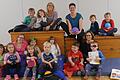 Der Sportverein Obersinn und der Kindergarten schlossen einen Kooperationsvertrag über regelmäßige wöchentliche Turnstunden und Erziehung zur gesunden Ernährung. Unser Bild zeigt die Kinder mit (vorne links) Marion Breitenbach-Eisler und Carmen Burk (rechts) sowie (hinten von links) Astrid Maaß und Annette Weikinger.