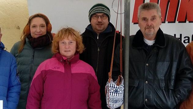 Rudi Schmachtenberger, Petra Tempert, Sabine Schmidt, Manfred Landig, Thomas Dietzel und Ernst Hümmer vom Linksbündnis sammelten Unterschriften. Rudi Schmachtenberger, Petra Tempert, Sabine Schmidt, Manfred Landig, Thomas Dietzel und Ernst Hümmer vom Linksbündnis sammelten Unterschriften.