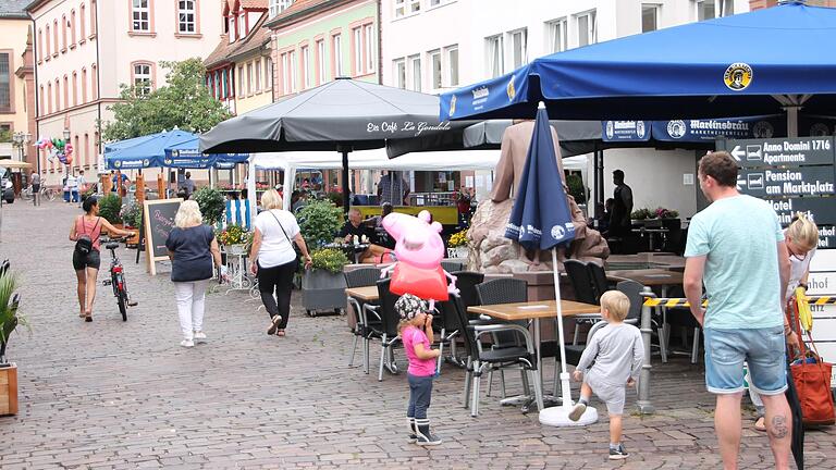 War eine Bereicherung beim 'Sommer in Marktheidenfeld': das Angebot am Marktplatz inklusive Biergarten und Ständen vor dem Alten Rathaus. War eine Bereicherung beim 'Sommer in Marktheidenfeld': das Angebot am Marktplatz inklusive Biergarten und Ständen vor dem Alten Rathaus.