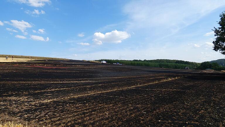 Ein Stoppelacker und ein angrenzendes Feld mit Wintergerste wurden ein Raub der Flammen. Ein Stoppelacker und ein angrenzendes Feld mit Wintergerste wurden ein Raub der Flammen.