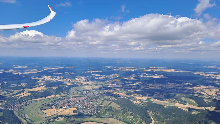 Lautlos über der Landschaft zu schweben macht den besonderen Reiz des Segelfliegens aus. Lautlos über der Landschaft zu schweben macht den besonderen Reiz des Segelfliegens aus.
