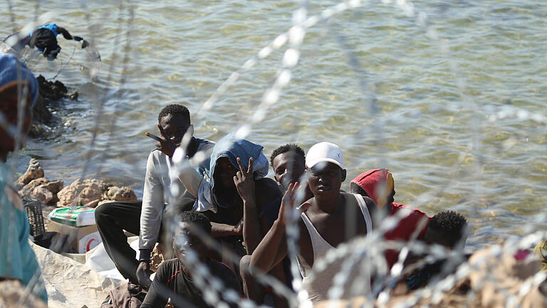 Migration in Libyen.jpeg - Migranten in einem Gebiet nahe der libysch-tunesischen Grenze. Sollten Geflüchtete in Deutschland zur Arbeit verpflichtet werden? Migration in Libyen.jpeg - Migranten in einem Gebiet nahe der libysch-tunesischen Grenze. Sollten Geflüchtete in Deutschland zur Arbeit verpflichtet werden?