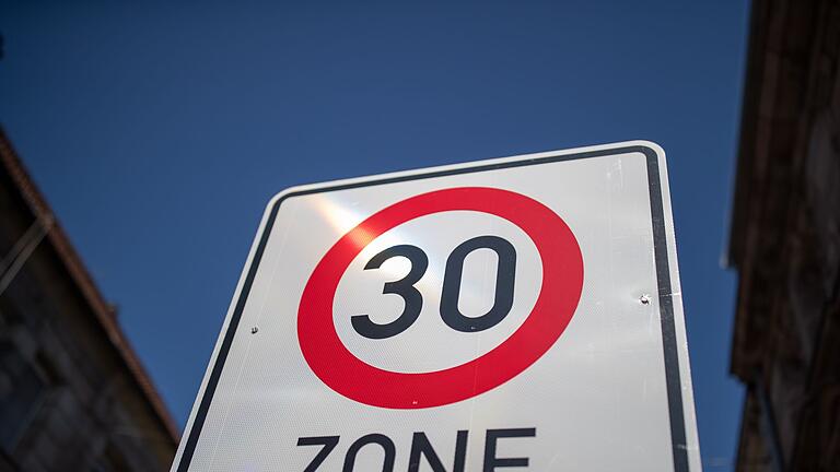 Tempo 30 - Lückenschlüsse zwischen Tempo 30-Zonen sollen einfacher werden. Tempo 30 - Lückenschlüsse zwischen Tempo 30-Zonen sollen einfacher werden.