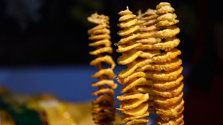 Frittierte Spiralkartoffeln       -  Die knusprig-goldbraun frittierten Kartoffeltornados erinnern an Luftwirbel, die um die eigene Achse rotieren.