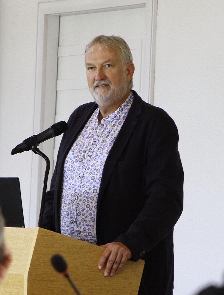 Der Partnerschaftsbeauftragte des Landkreises Klobuk (Polen), Stephan Kolck, bei seinem Bericht vor dem Kreisausschuss. Der Partnerschaftsbeauftragte des Landkreises Klobuk (Polen), Stephan Kolck, bei seinem Bericht vor dem Kreisausschuss.