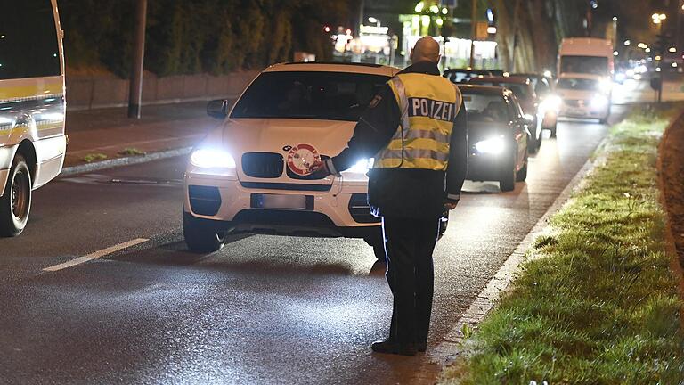 Polizeikontrolle - bei dem Foto handelt es sich um ein Symbolbild.