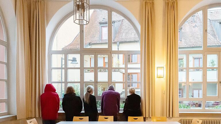 Sie wollen unerkannt bleiben: Einmal im Monat treffen sich in Schweinfurt Eltern, deren Kinder den Kontakt abgebrochen haben. In der Selbsthilfegruppe 'Verlassene Eltern' tauschen sie sich aus, finden sie Unterstützung und Hilfe. Sie wollen unerkannt bleiben: Einmal im Monat treffen sich in Schweinfurt Eltern, deren Kinder den Kontakt abgebrochen haben. In der Selbsthilfegruppe 'Verlassene Eltern' tauschen sie sich aus, finden sie Unterstützung und Hilfe.
