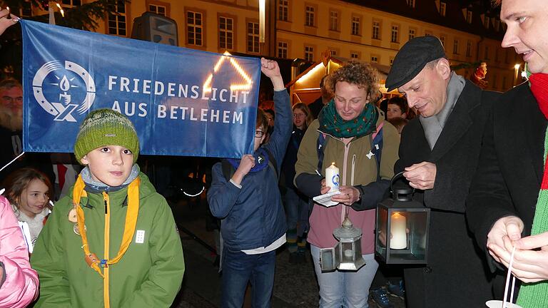 Pfadfinder übergaben das Friedenslicht an den künftigen Erzbischof Herwig Gössl, an Bürgermeister Jonas Glüsenkamp und Gemeindereferentin Stephanie Eckstein. Pfadfinder übergaben das Friedenslicht an den künftigen Erzbischof Herwig Gössl, an Bürgermeister Jonas Glüsenkamp und Gemeindereferentin Stephanie Eckstein.